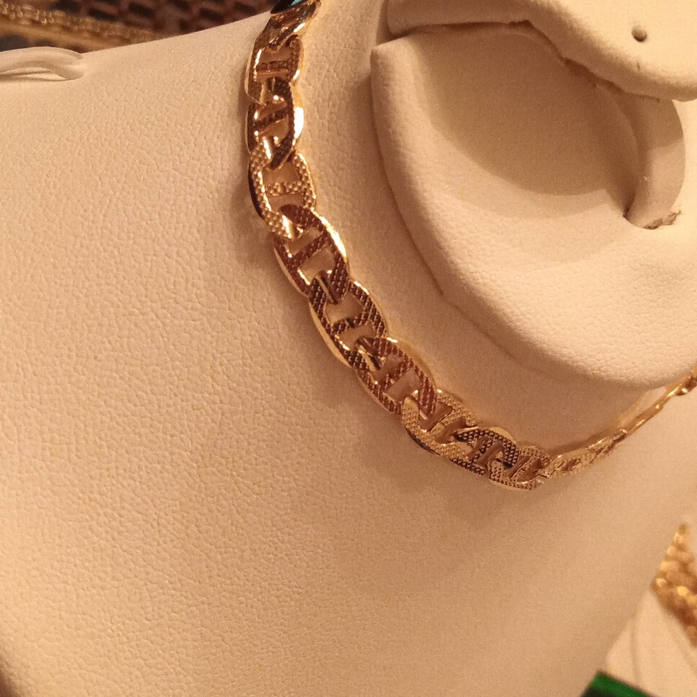 Beautiful 14 kgf 8"1/2 long Gucci bracelet